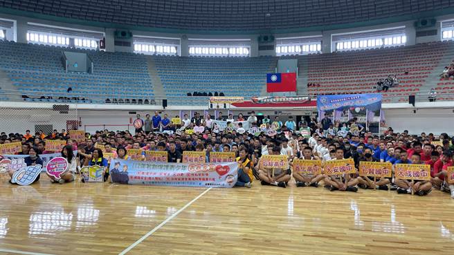 第4屆「沙城盃」全國籃球錦標賽今於台東縣體育館登場，以學生為參賽對象，共計48隊700位球員參加，包含全台甲、乙組前8強球隊。（蕭嘉蕙攝）