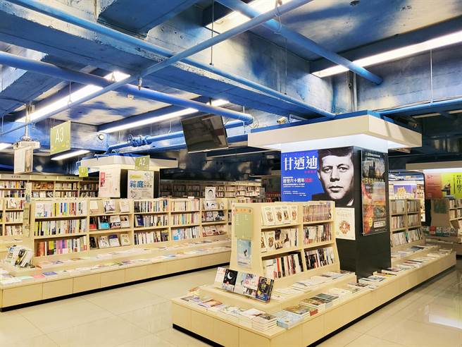 政大書城宣布8月31日停業的消息震驚各界。台南市副市長葉澤山打電話給創辦人李銘輝，代轉市長黃偉哲關切之意。（洪榮志攝）