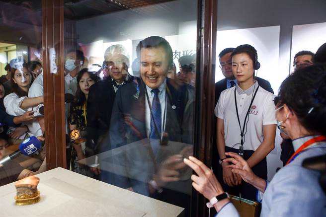 前總統馬英九邀陸生參訪故宮，當走到「肉形石」三度問導覽員，「這是自然形成的嗎？」、「如果是自然形成這樣算是藝術嗎？」、「肉形石的創作者是誰？」問到導覽員啞口無言。（鄧博仁攝)