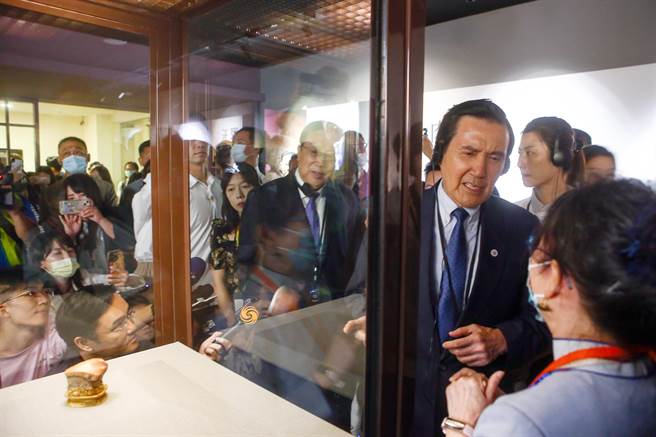 前總統馬英九今日下午帶領陸生參觀故宮，在欣賞國寶肉形石時，他妙語提問，「這是自然形成的嗎？」、「如果是自然形成這樣算是藝術嗎？」、「肉形石的創作者是誰？」三度考倒導覽員。（鄧博仁攝）