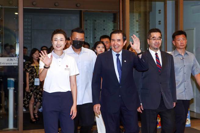 疫情恢復，兩岸尚未恢復交流，陸生在馬英九基金會的安排下來台交流，今日下午馬英九親自帶學生參觀故宮。（鄧博仁攝）