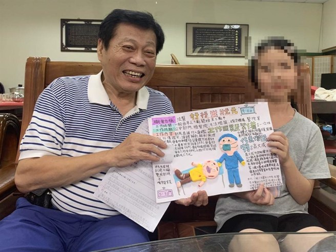 高大成露出難得笑容和女童合照。（高大成提供／馮惠宜台中傳真）