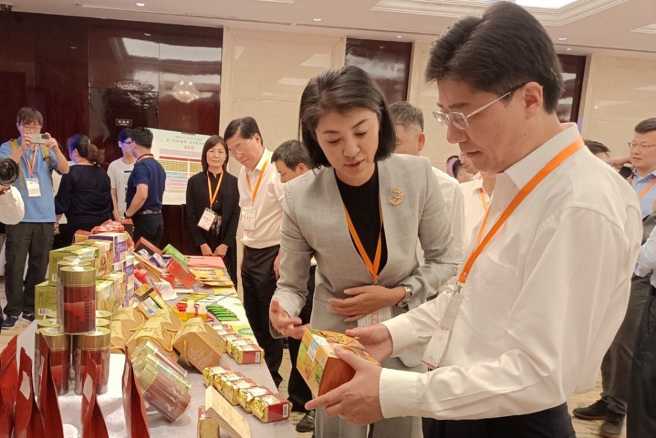 南投縣長許淑華熱情向杭州市長姚高員介紹南投茶葉產品。(圖/旺北周聖浩提供)