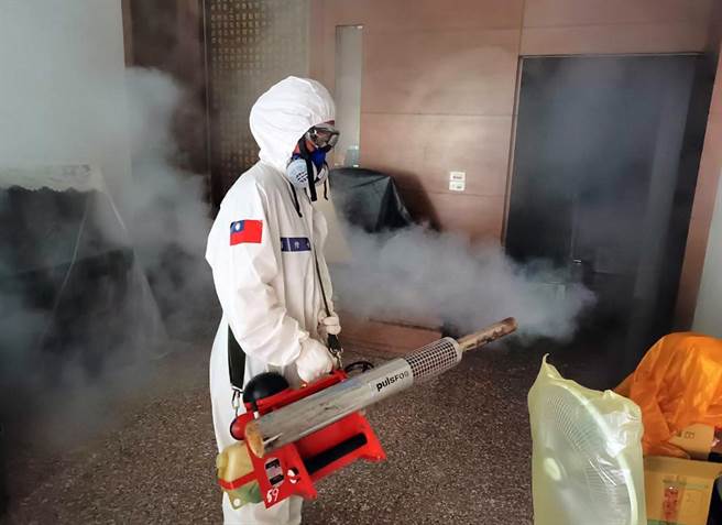 台南市今天新增17例登革热确诊病例，防疫人员均已进行个案居住地及工作地户内外化学防治作业等防疫措施。（登革热防治中心提供／洪荣志台南传真）