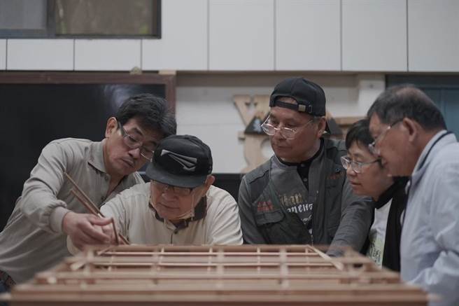 陈振龙老师传授精湛木雕工艺。（李淑玲提供／廖素慧嘉市传真）