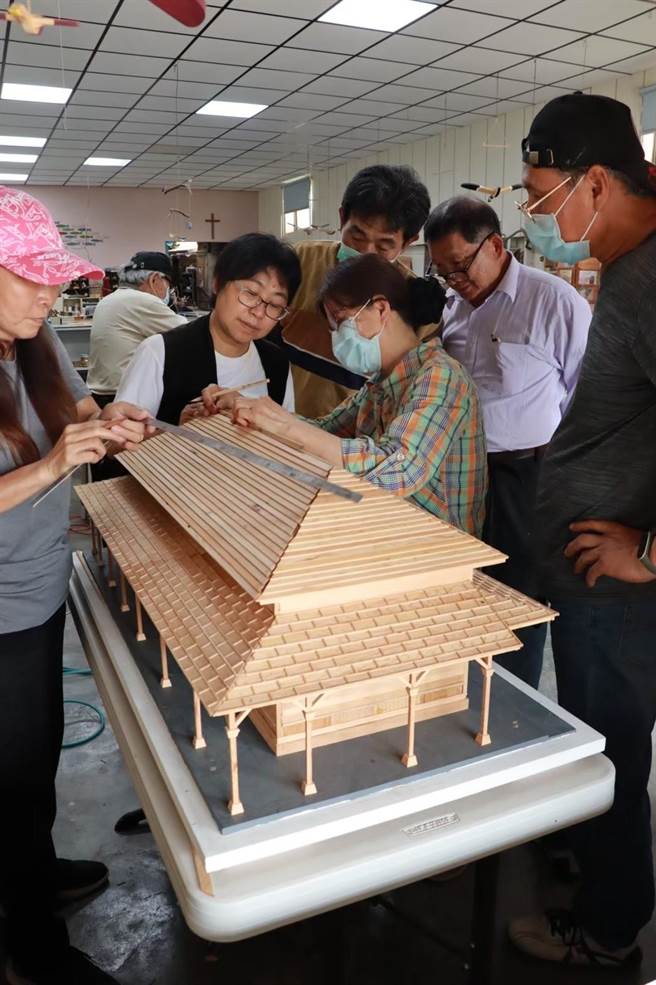 陈振龙老师太太江照铅协助指导学员。（李淑玲提供／廖素慧嘉市传真）