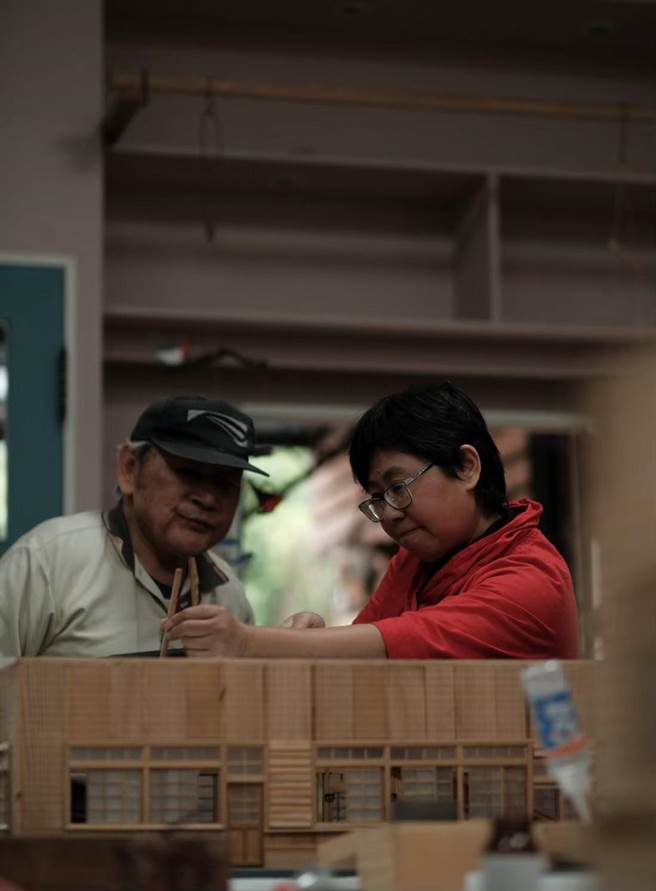 李淑玲专注观看陈振龙老师指导手艺。（李淑玲提供／廖素慧嘉市传真）