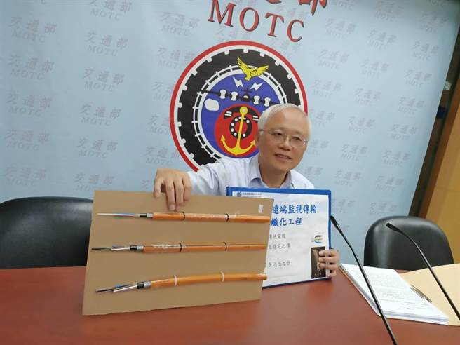 台铁电务处处长刘裕庭展示远端传输光纤(简立欣摄)