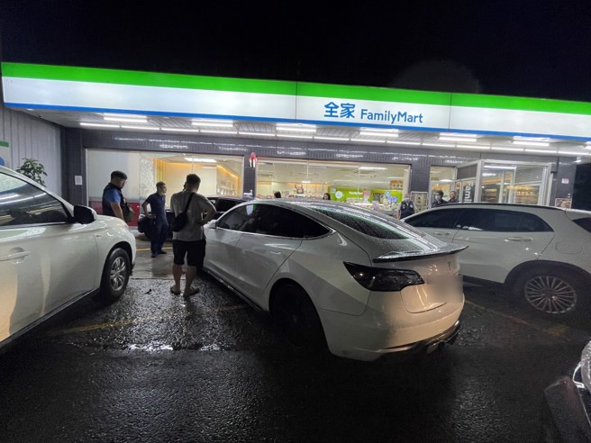 白色特斯拉來回衝撞超商停車格的寶馬休旅車。（民眾提供／孫英哲彰化傳真）