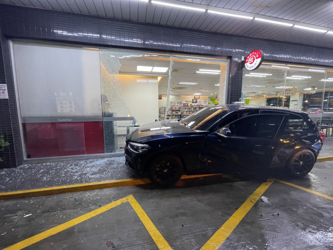 寶馬休旅車被特斯拉撞離停車格。（民眾提供／孫英哲彰化傳真）