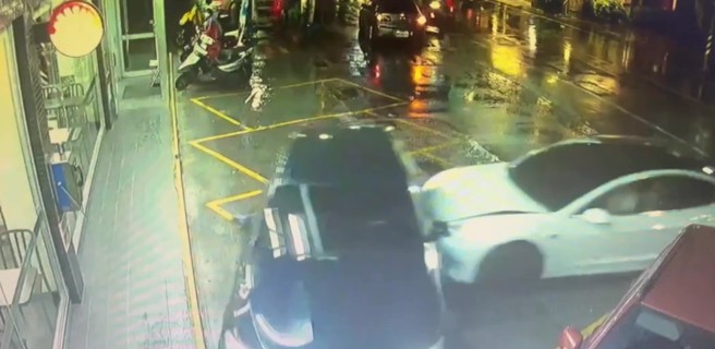 白色特斯拉來回衝撞超商停車格的寶馬休旅車。（翻攝影片）