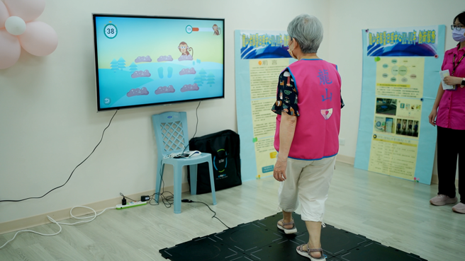 「AI復能地垫」抗失能让老人动起来。(图/林荷玉)