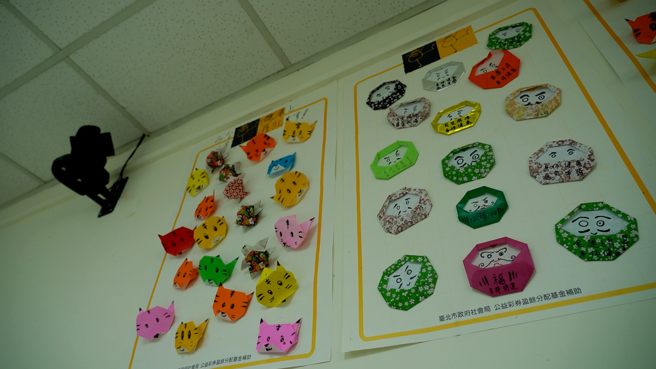 教室的墙壁有同学们的手作饰品点缀，多了份童趣。(图/林荷玉)