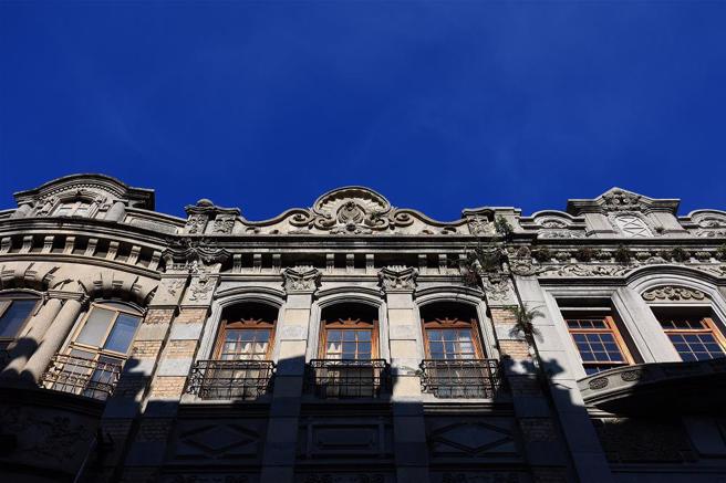 迪化街的仿巴洛克式立面建筑，依稀可回味过往荣光。（图／台湾光华提供）