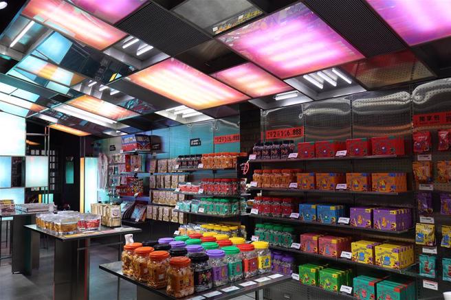 DoGa台北迪化店抓住年轻人口味，卖到翻掉的酥脆辣椒饼乾零嘴一定得来一点。（图／台湾光华提供）