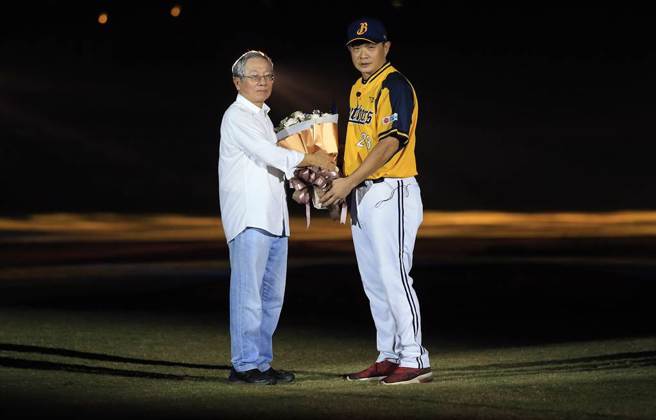 前兄弟象领队洪瑞河(左)曾在恰恰引退赛前夕现身，献上花束以及亲笔写的墨宝给彭政闵(右)。（中时资料照／黄国峰摄）