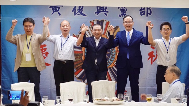 国民党总统参选人侯友宜（左四）与前高雄市长韩国瑜（左三）7／1在国民党黄復兴党部67周年活动中合体，也被视为合作契机。（本报资料照／陈薏云摄）