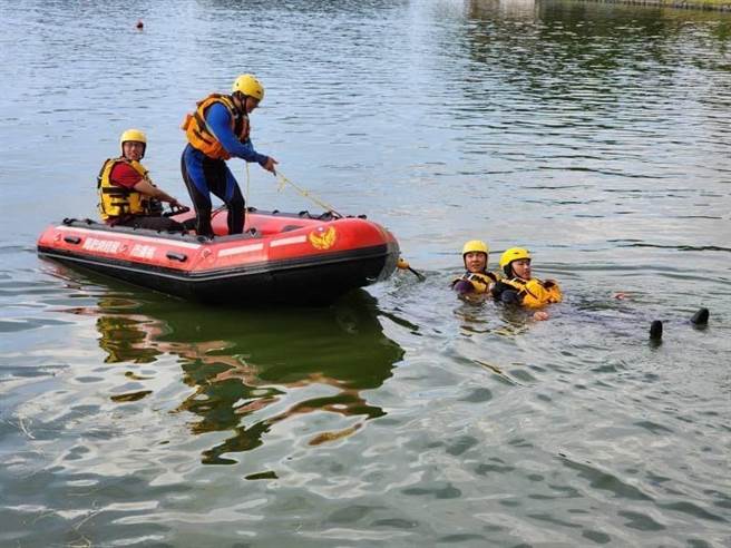 因应暑假到来、世客博举办在即，桃园消防大园分队17至18日在青埔书法公园旁埤塘办理强化救溺演练。（翻摄照片／蔡明亘桃园传真）