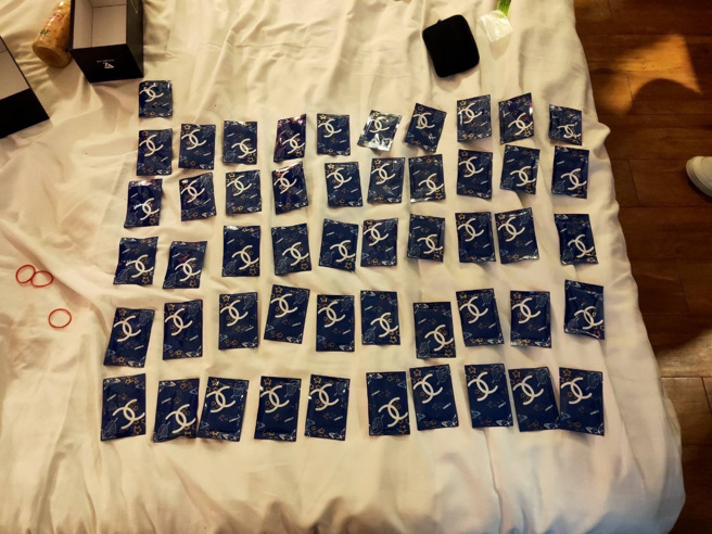 警方查获毒品咖啡包51包、安非他命、海洛因、毒品吸食器等。（图／警方提供）