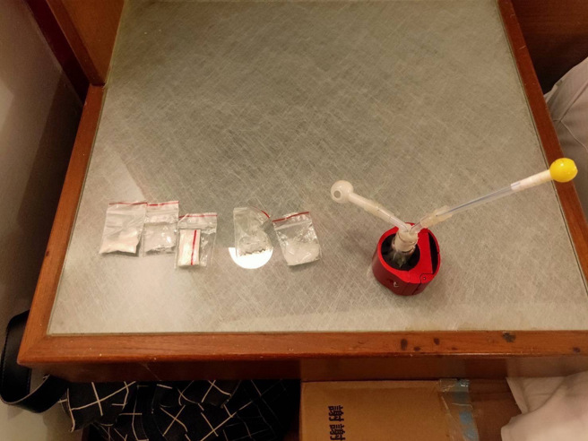 警方查获毒品咖啡包51包、安非他命、海洛因、毒品吸食器等。（图／警方提供）