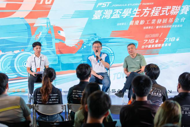 中华汽车钱经武副总经理（中）与MIH郑显聪执行长共同进行产业分享。（裕隆集团提供／陈大任台北传真）