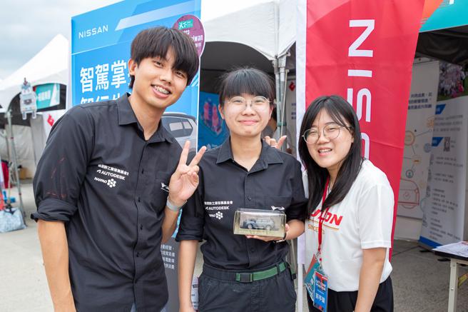 现场除规划摊位之外，也展示NISSAN X-TRAIL e-POWER、中华菱利电动车E300、eMOVING旗下电动机车以及鸿华Model T电动巴士，提供学生与民眾进行试乘。（裕隆集团提供／陈大任台北传真）