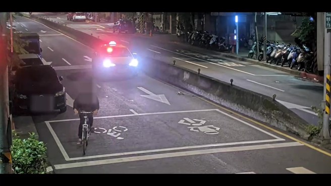 台北市1名曾姓惯窃跑到文山区行窃，利用脚踏车代步前往行窃，得手后他还刻意变5次装又换车，想混淆警方办案。（翻摄画面）