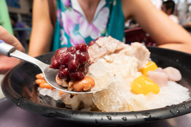 高雄某冰店爆發集體中毒事件，其中有一名受害者是孕婦，遭網友狂酸「孕婦不吃冰是常識」。（示意圖／shutterstock）