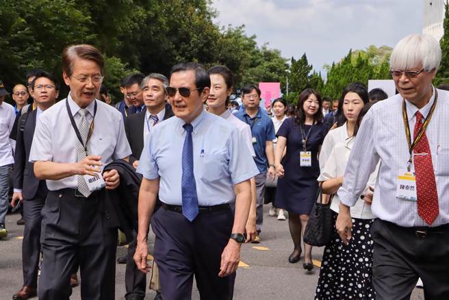 前总统马英九(中)18日陪同访台陆生到文化大学交流。（中时资料照）