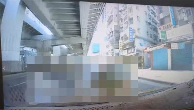 A女出門上班，走在斑馬線上，竟被右轉計程車正面撞上，1周後傷重不治。（家屬提供）