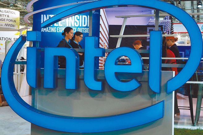 拜登政府阻晶片銷中，英特爾、輝達、高通等晶片大廠CEO本週已到華府遊說。圖為英特爾公司在漢諾頓IT展開展。（新華社）