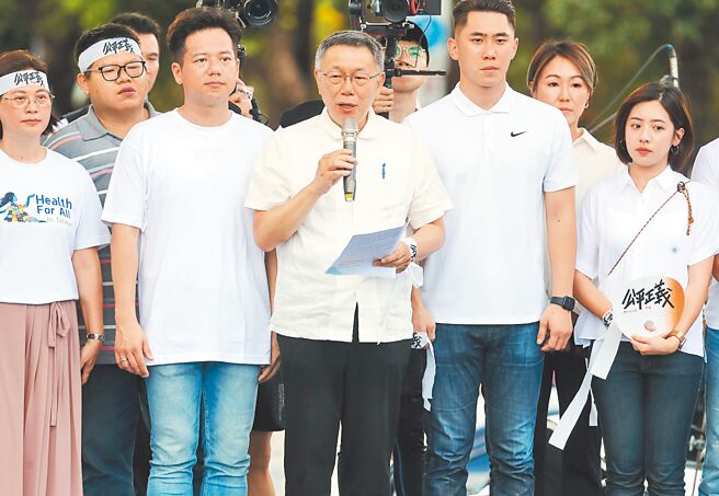 民調專家戴立安認為，民眾黨不願接受民主初選，是怕會像716游行一樣，聲勢很大、人沒出來。圖為柯文哲及民眾黨民代在716凱道游行上演說。（本報資料照片）