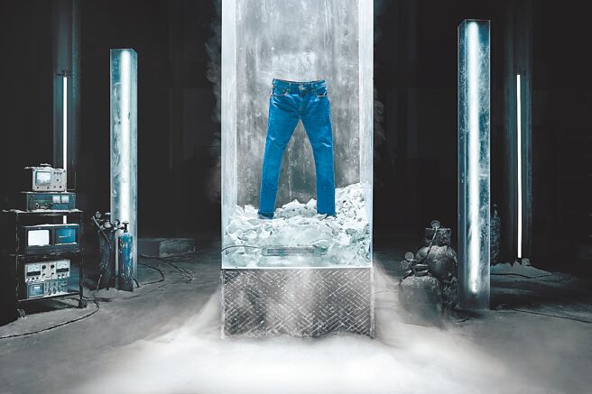 夏日穿牛仔褲總怕悶熱，丹寧品牌Levi's今年夏天再度推「COOL Jeans涼感丹寧褲」（見圖），同時推出多款版型，讓潮男女輕鬆營造街頭隨興感或視覺修身感，3990元起。（Levi's提供）