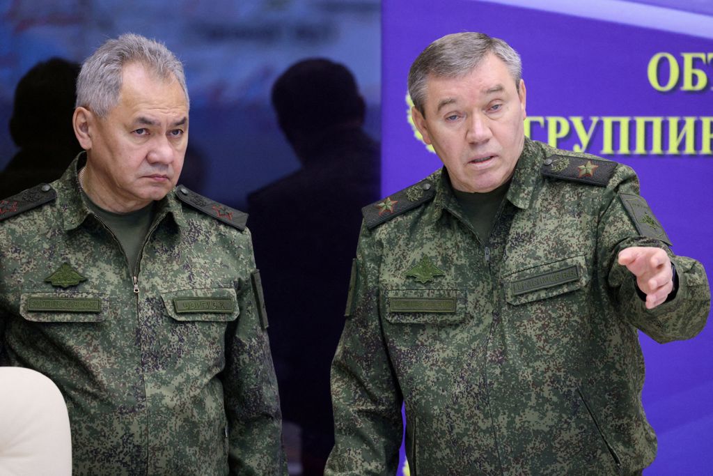 俄罗斯国防部长萧依古（Sergei Shoigu）左表示，他计划将现役战斗人员的基本人数从115万人增加到150万人，其中包括职业军人和义务兵。图/ 路透社(photo:ChinaTimes)