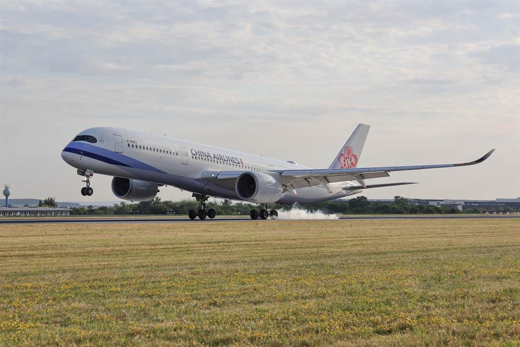 中華航空7月18日開闢台北－布拉格航線，首航班降落後獲得布拉格瓦茨拉夫．哈維爾國際機場盛大歡迎。（布拉格機場提供／陳祐誠布拉格傳真）