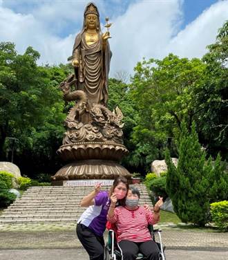 7旬奶奶因病無法外出兩年 社工、護理師圓夢參訪寺廟