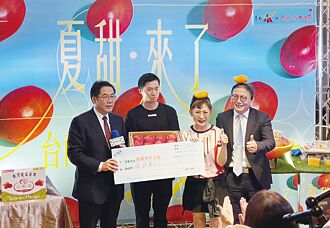 台南頂級芒果拍賣 遠百總座10萬元得標做公益