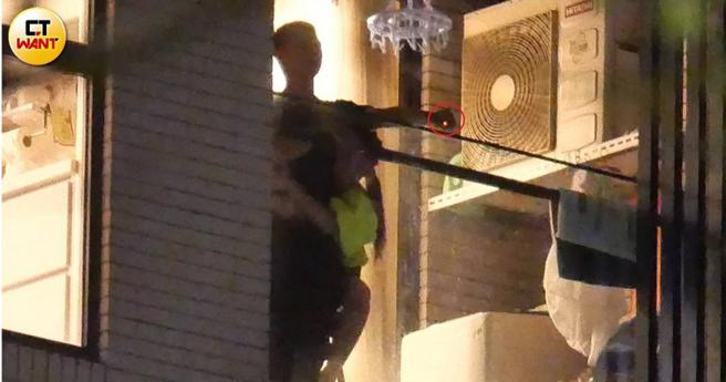 吴霏跟艾薇深夜阳台浪漫煲爱，一同度过了超过40分钟既浪漫又激情的约会时光，但极爱吞云吐雾的吴霏，短短半个小时内向楼下丢了三次菸蒂。（图／本刊摄影组）