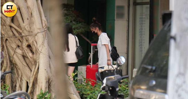  稍晚，一身轻便衣装的蔡卓宜拉着两个行李箱出门。（图／本刊摄影组）