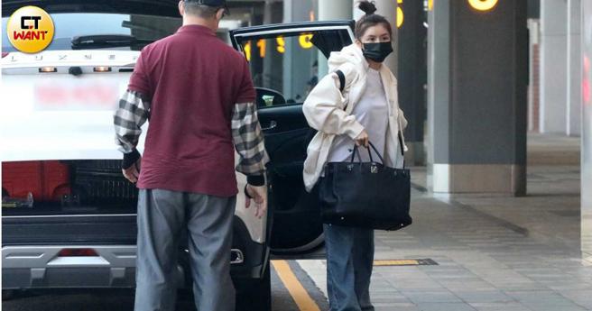 蔡卓宜独自叫车搭车抵达机场。（图／本刊摄影组）
