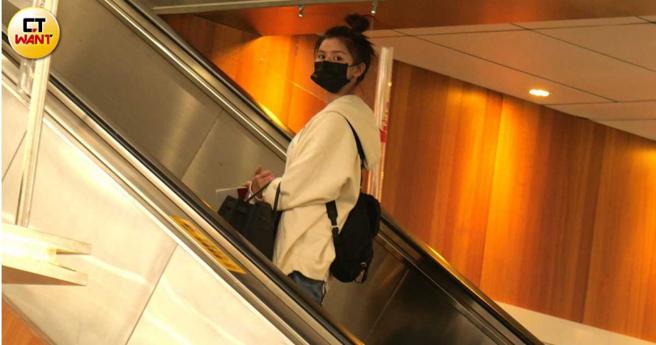 孤零零的蔡卓宜准备出关前不时回头看，但却不见王大陆身影。（图／本刊摄影组）