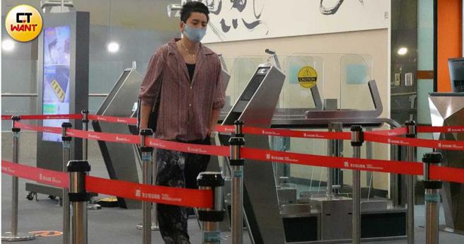 7月10日下午王大陆穿着宽松衣裤、戴着髮箍独自从台北松山机场出境。（图／本刊摄影组）