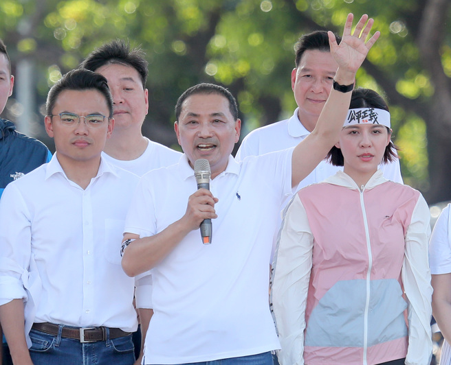 国民党总统参选人侯友宜（中）16日出席凯道「公平正义救台湾」活动，上台致词争取现场民眾的支持。（资料照,郑任南摄）