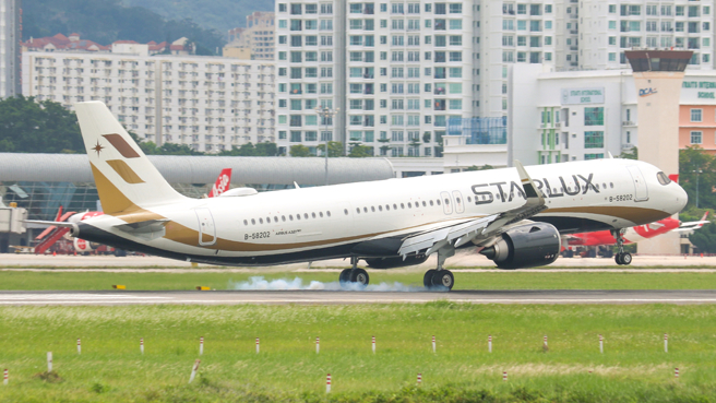 网友询问旅游网红布莱N「星宇是廉航还是传统航空？」布莱N直呼「K董听到应该会气到高血压」。（示意图／Shutterstock）