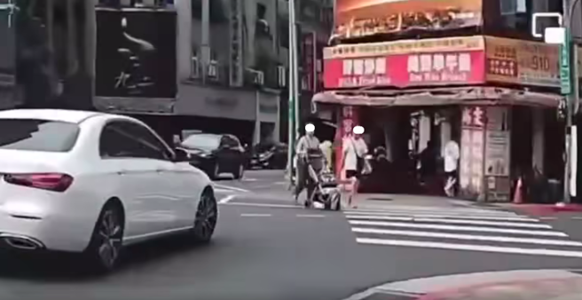 妈妈过马路「秒抽手机警示」汽车礼让却被挑衅。(翻摄自爆废公社二馆)