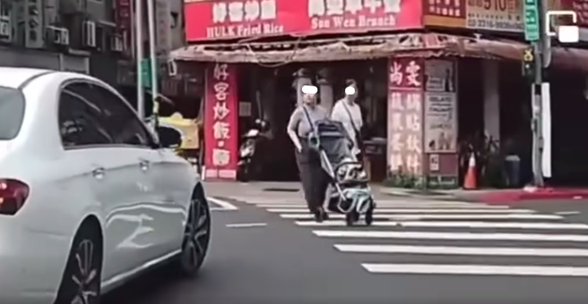 妈妈过马路「秒抽手机警示」汽车礼让却被挑衅。(翻摄自爆废公社二馆)