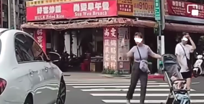 女子都通过汽车了还在拍驾驶。(翻摄自爆废公社二馆)