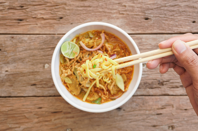 一名男子把竹筷丟到泡麵湯碗，竹筷把油阻隔開來，喝湯就能避免喝到油脂。（圖／示意圖，達志影像）