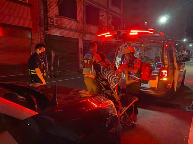 归仁警深夜急救援，成功救回因心臟病发昏迷的妇人。（警方提供／曹婷婷台南传真）