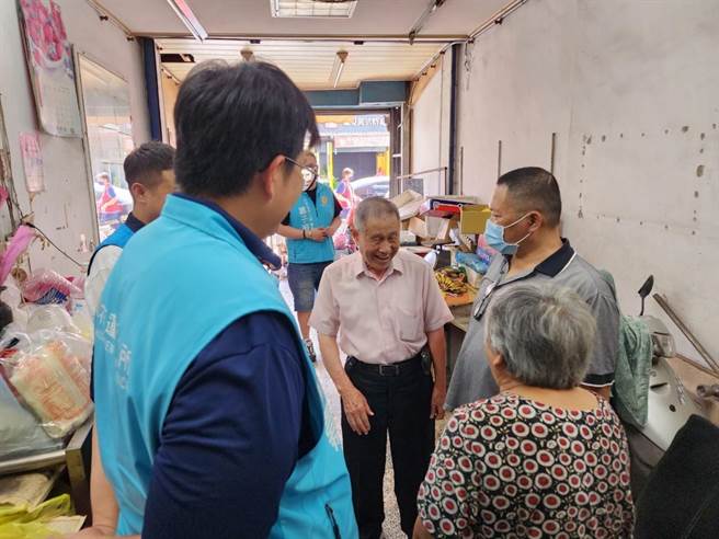 福容饭店经理杨文秀也到场，与年龄相仿的张赖阿嬷话家常，给予鼓励与支持。（花莲市公所提供／王志伟花莲传真）